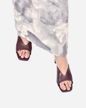 Load image into Gallery viewer, AMARA HEELS IN BURGUNDY