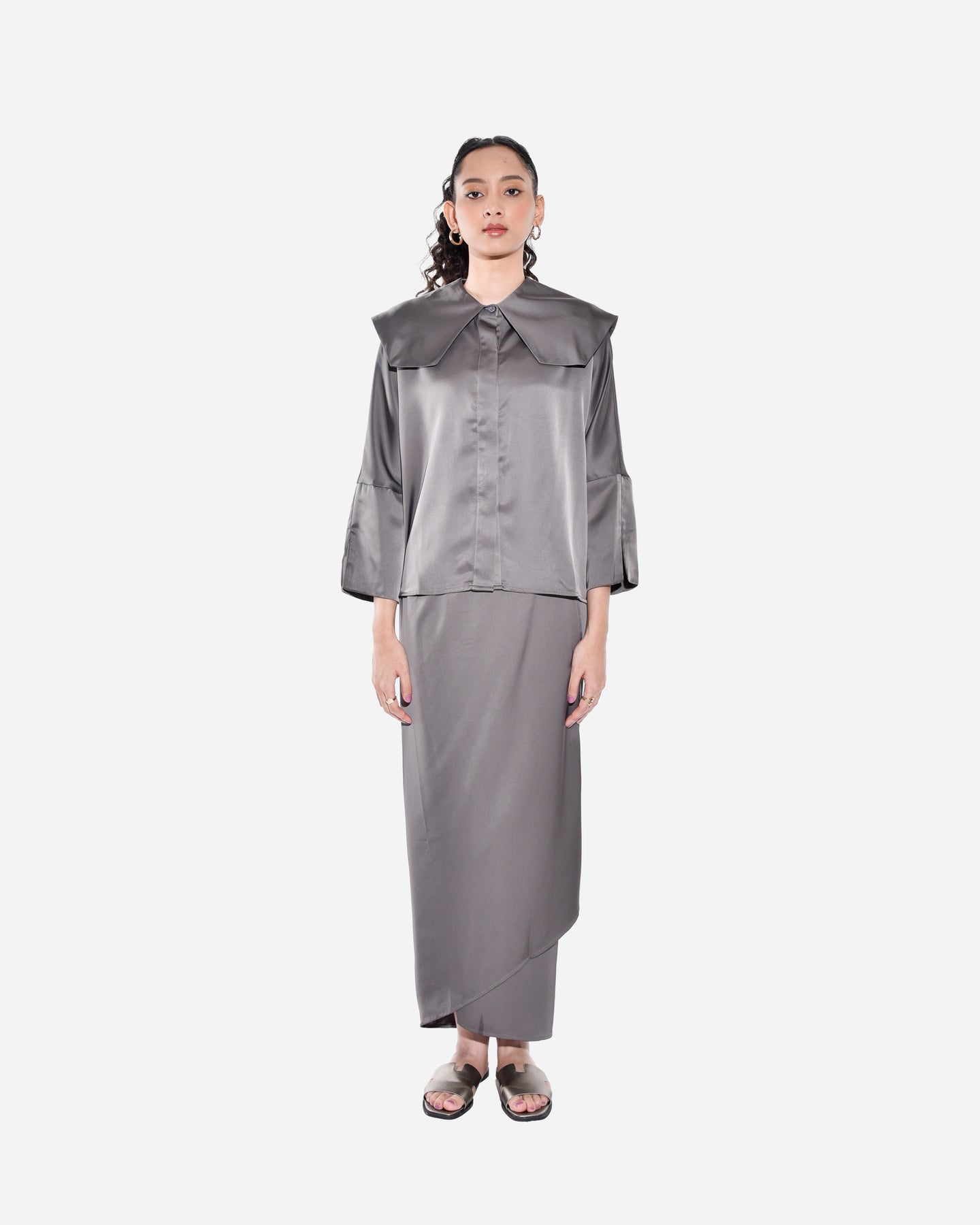 NAOMI SET IN GREY